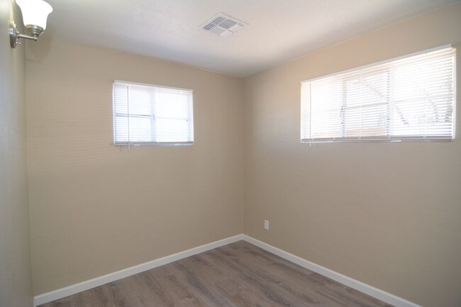 Building Photo - Charming 1 Bedroom 1 Bath Duplex! Central ...