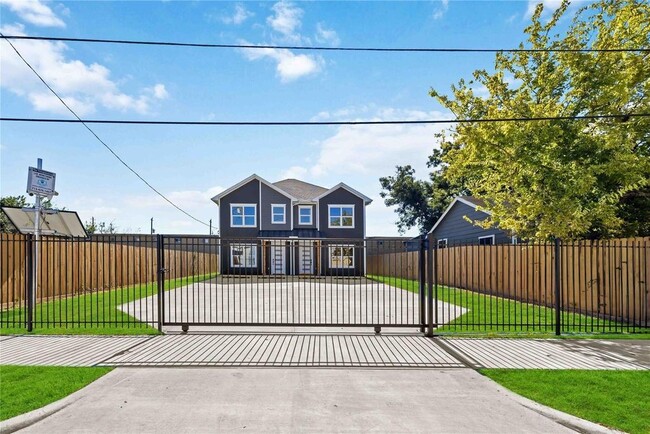 Building Photo - 4624 Mayflower St
