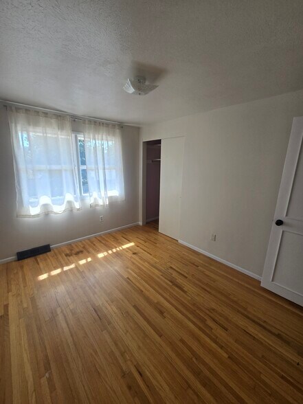 Building Photo - 3010 W Weile Ave