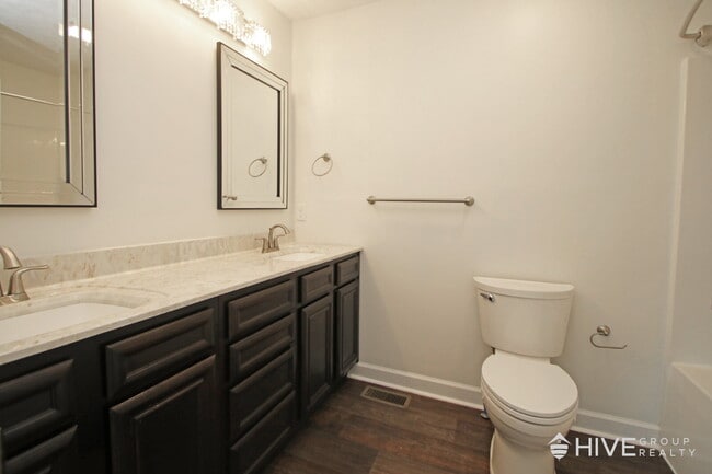 Building Photo - Modern 3BR Townhouse with Private Backyard...