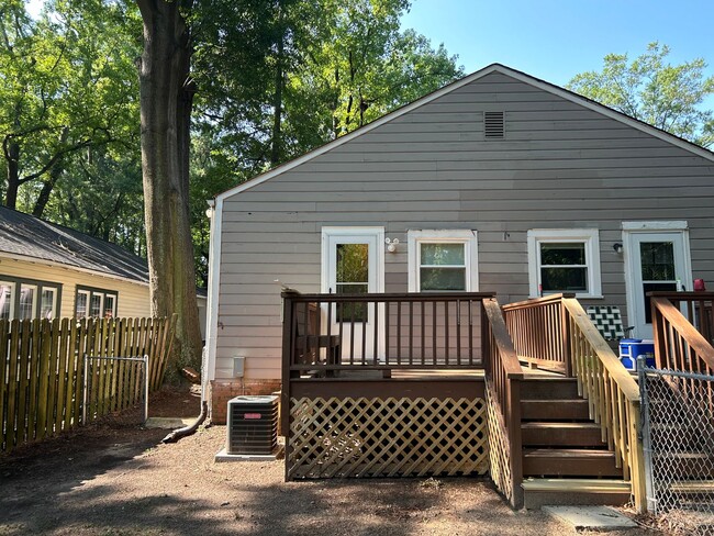 Building Photo - 808 W Markham Ave