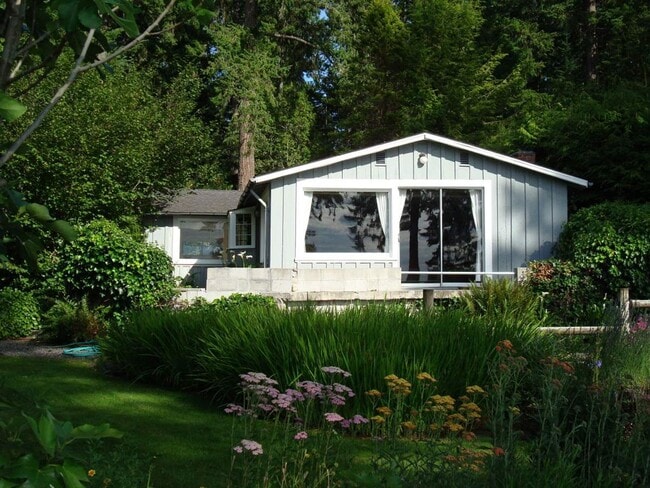 Building Photo - 3722 Forest Beach Dr NW