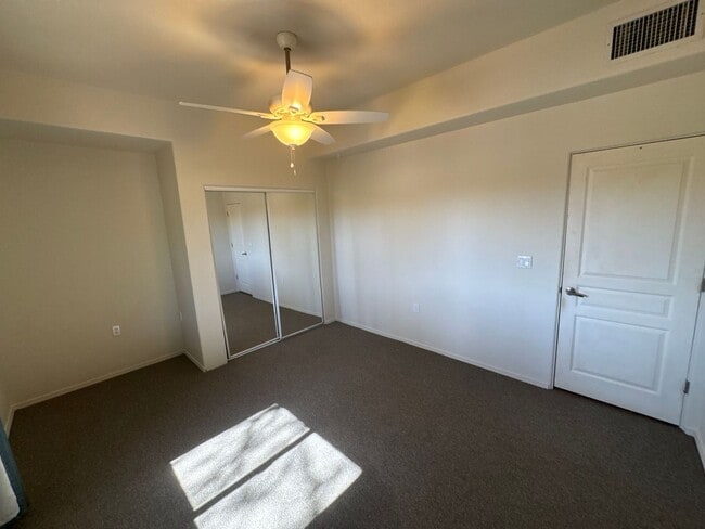 Building Photo - 9731 E Kleindale Rd