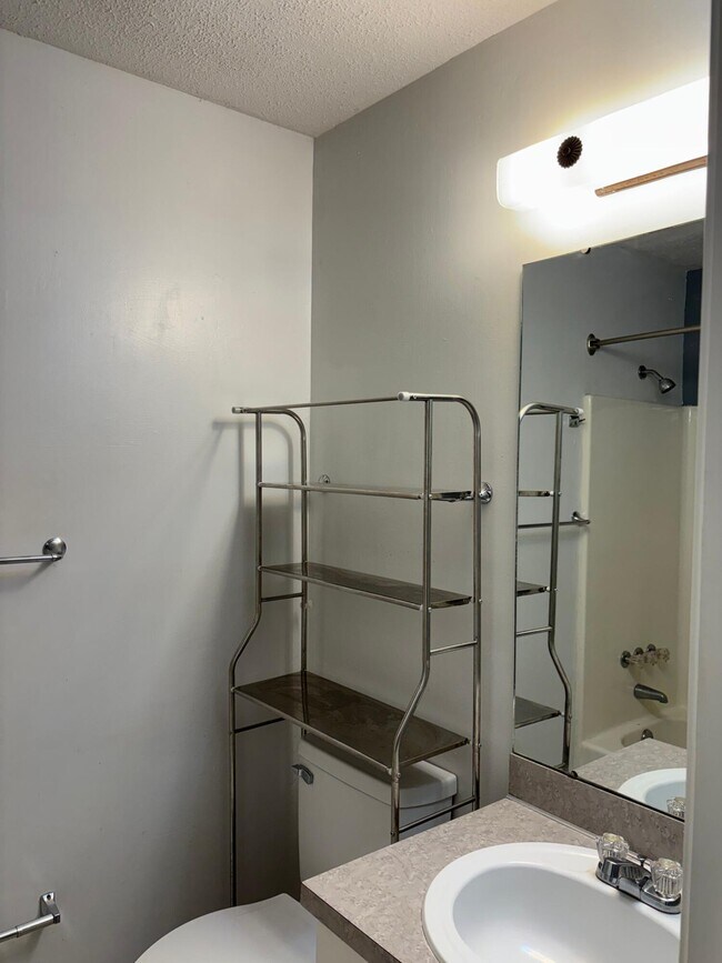 Building Photo - 1460 Crowndale Dr