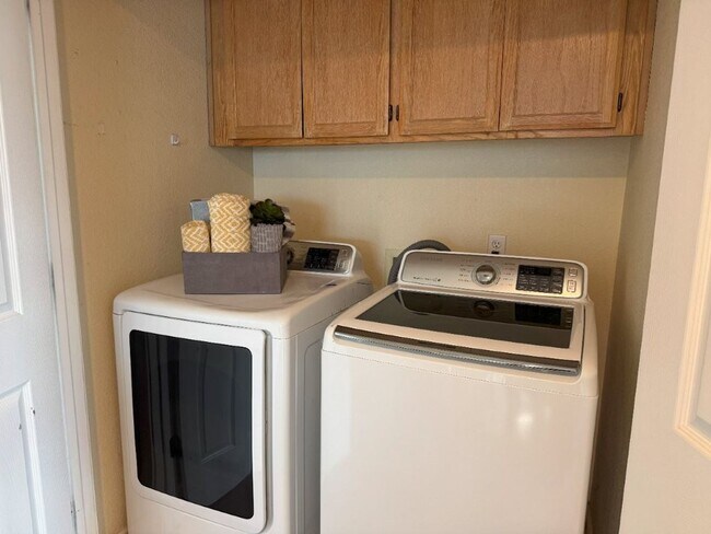 Building Photo - Charming 3-Bedroom, 2.5-Bathroom Home Avai...