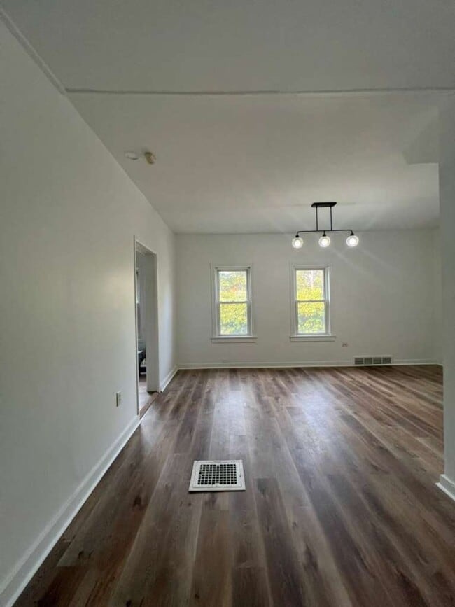 Building Photo - Updated 3-Bedroom Single-Family Home in th...
