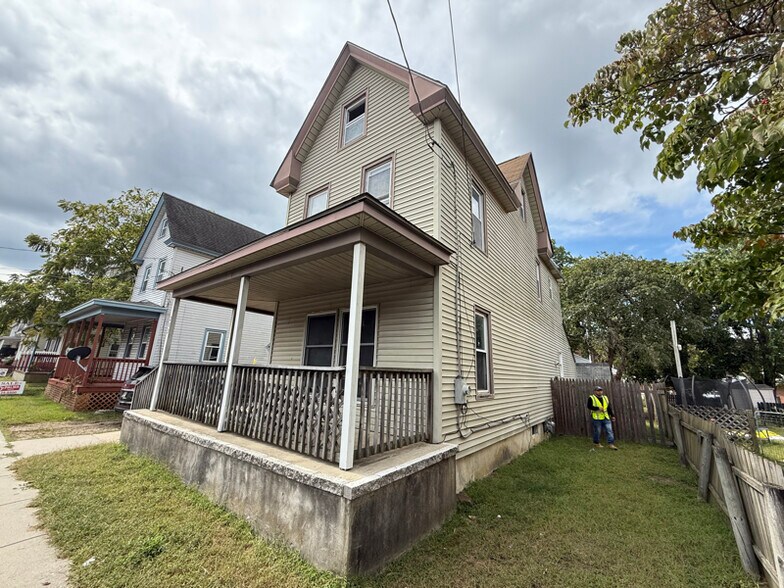 Primary Photo - 202 Sharp St