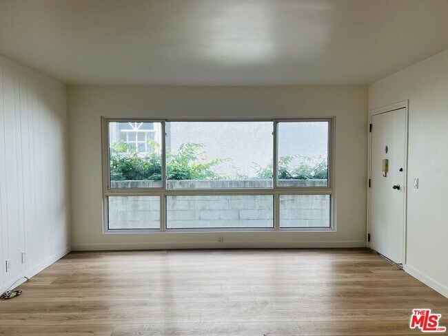 Building Photo - 340 N Palm Dr
