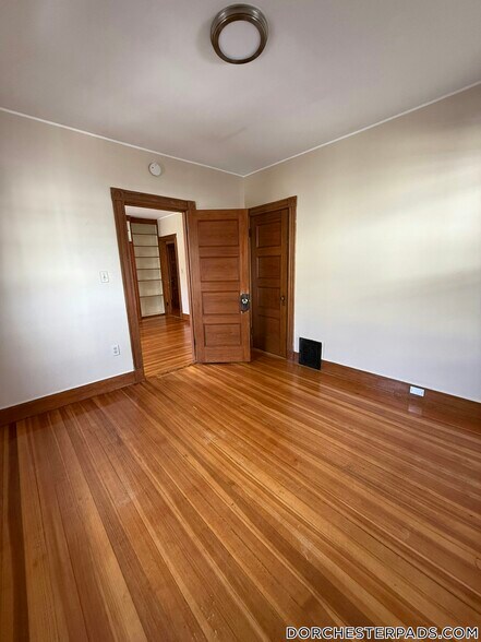 Building Photo - 18 Romsey St