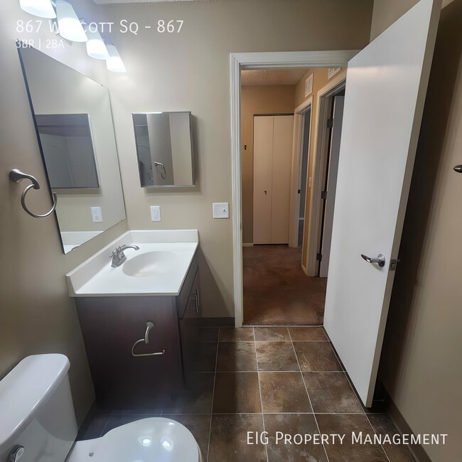 Building Photo - 867 Wescott Square