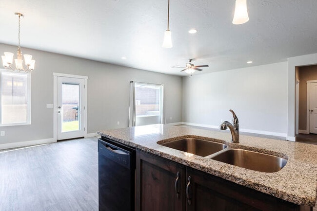 Building Photo - 3338 E Crimson Ridge Dr