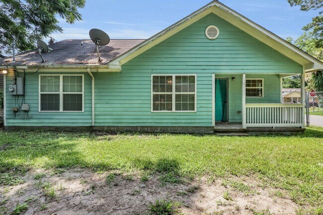 Building Photo - 1202 E Waldburg St
