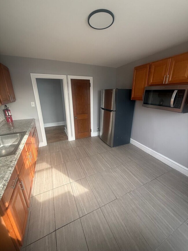 Building Photo - 270 Rosemar St