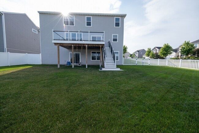 Building Photo - 5595 Queensland Ln N