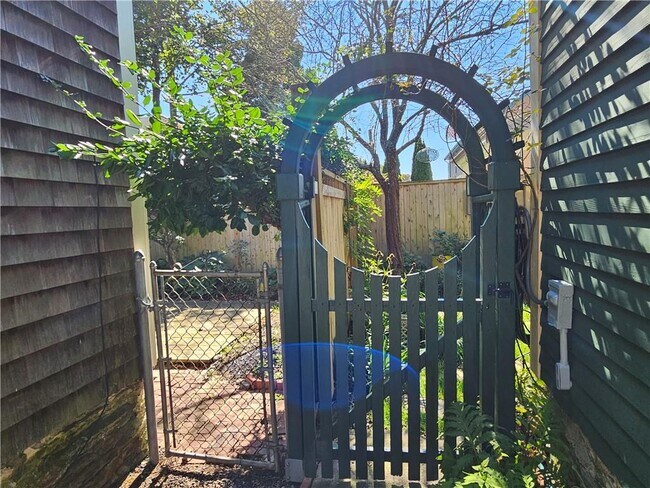 Building Photo - 10 Cherry St