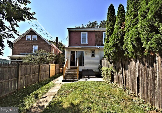 Building Photo - 242 E 8th Ave
