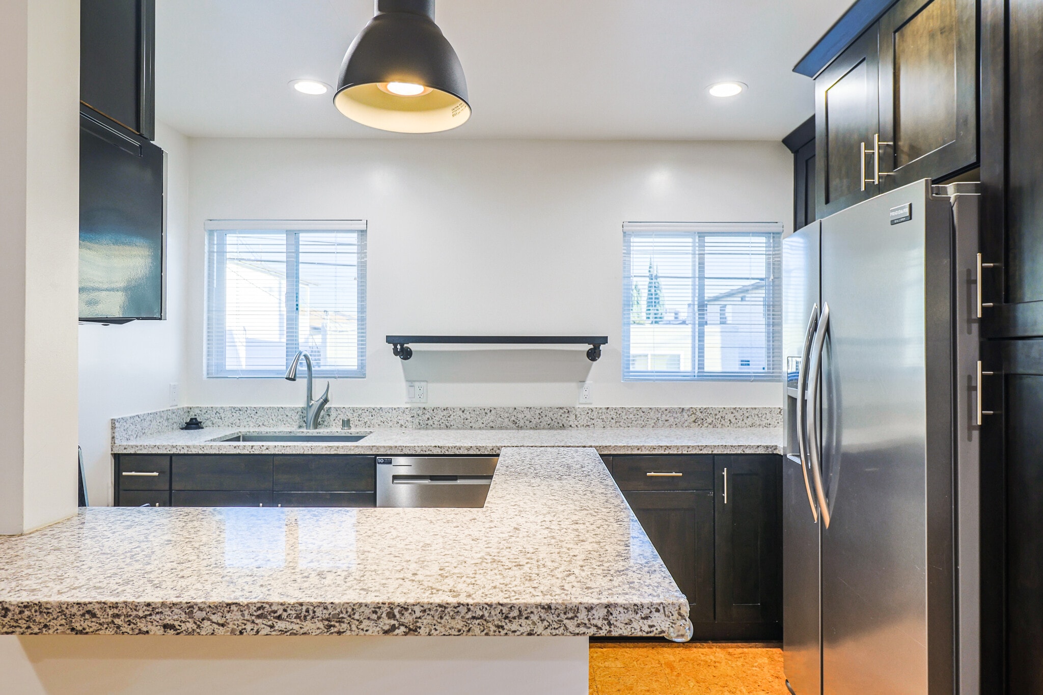 Building Photo - 256 W Tujunga Ave