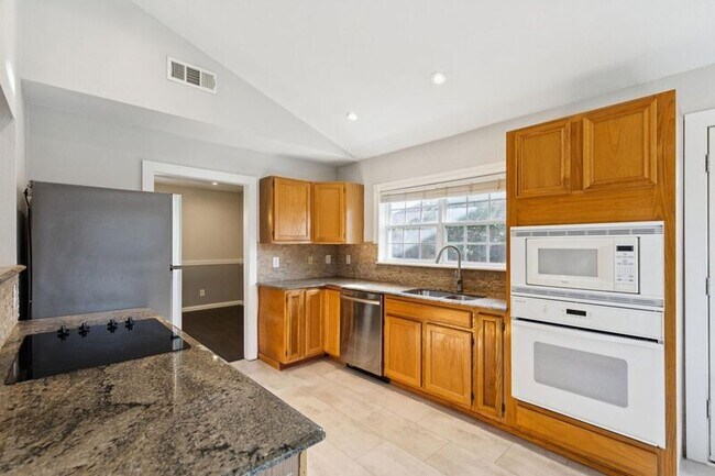 Building Photo - 3324 Claymore Dr
