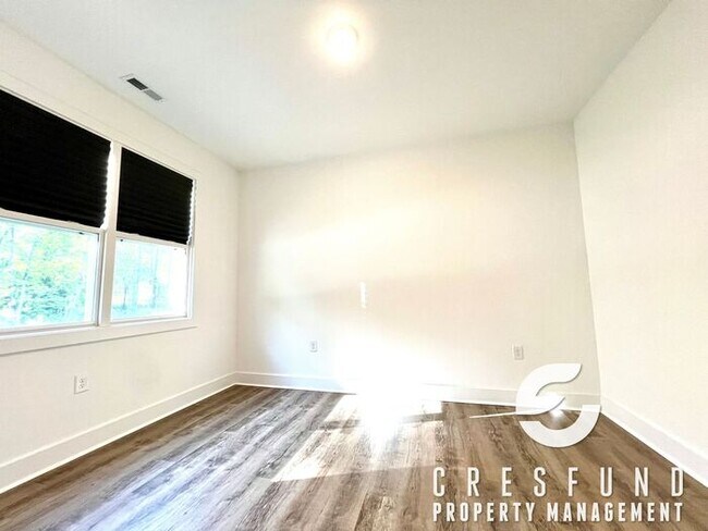 Building Photo - Close to Fort Bragg/Master BR Downstairs S...