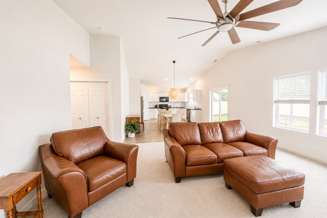 Building Photo - 4 Bedroom, 2 Bathroom Home Near Lake Lowell