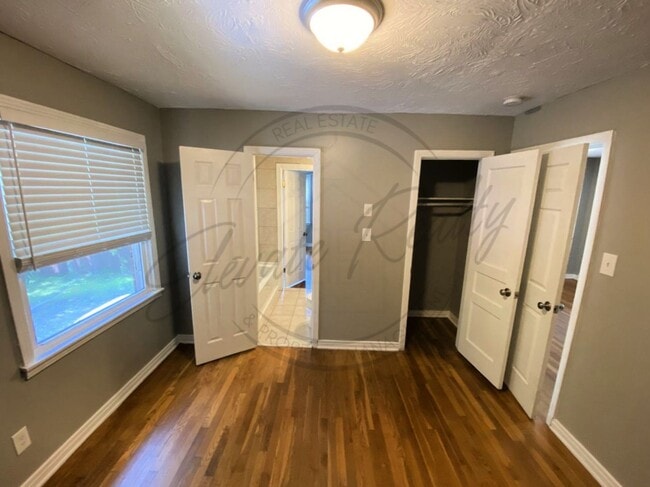 Building Photo - Two Bedroom Ranch Style Apartment Near BNA on Special!