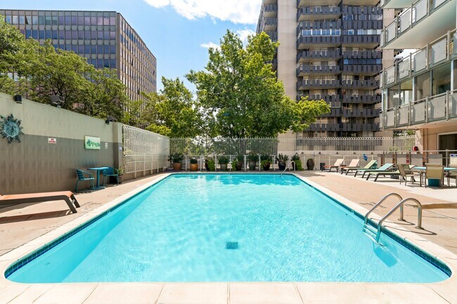 Building Photo - Stunning 2BD/2BA Condo Located in the hear...