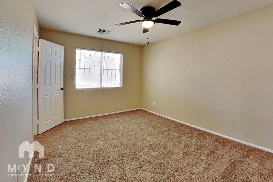 Building Photo - 2434 E Roeser Rd