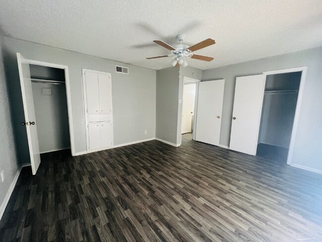 Building Photo - Move in Special - Close to Lackland AFB