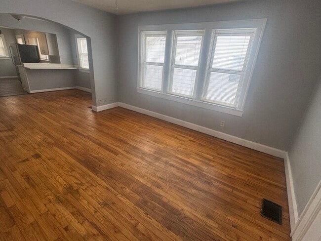 Building Photo - South Broad Ripple 2 Bed with Garage