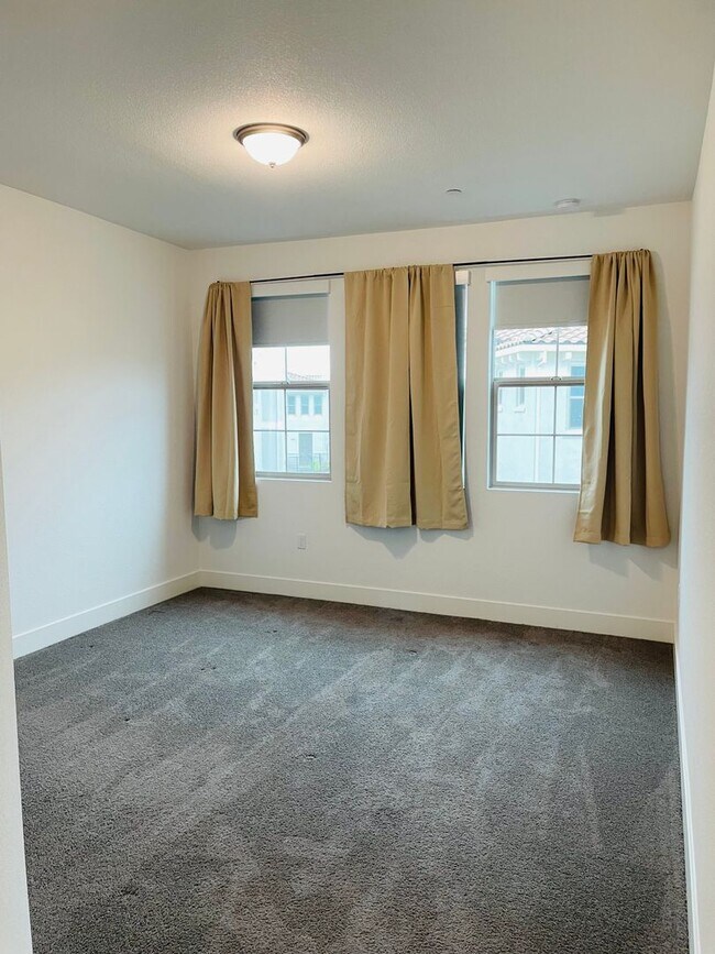 Building Photo - 5301 E Commerce Way