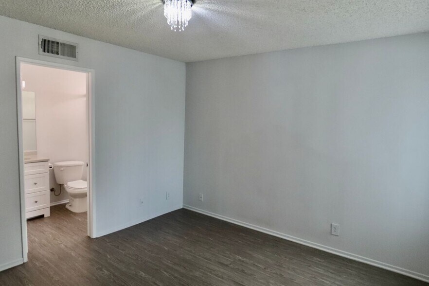 Building Photo - 1103 W Angeleno Ave