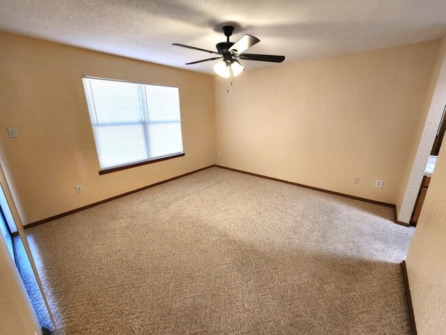 Building Photo - 2050 Pinecone Way