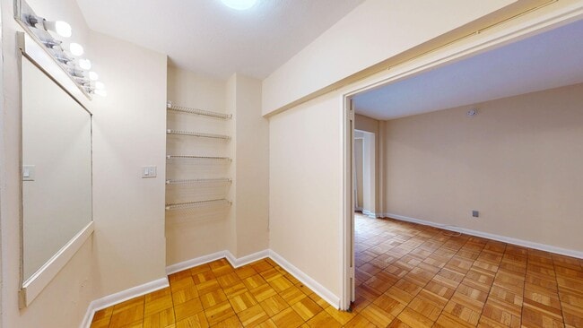 Building Photo - Dupont Circle Studio Apartment W/Roof Top,...
