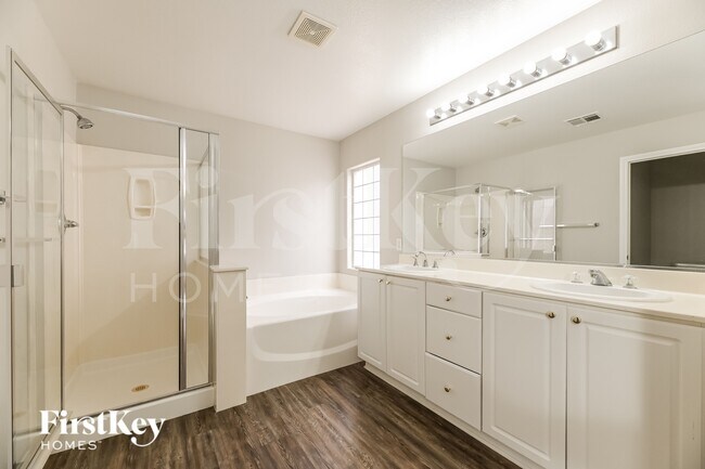 Building Photo - 1049 Silver Star St