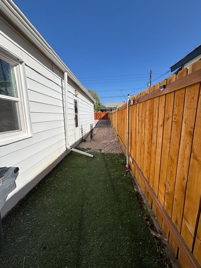 Building Photo - Adorable 4 Bedroom 2 Bathroom Single Famil...