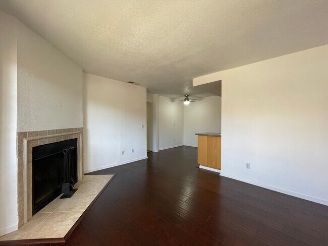 Building Photo - Cozy 2 Bedroom, 1 Bath Townhome in the Heart of North Park!