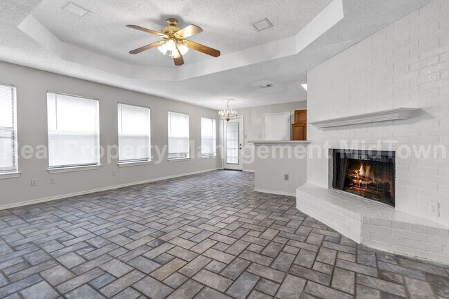 Building Photo - Charming Home in Established Community