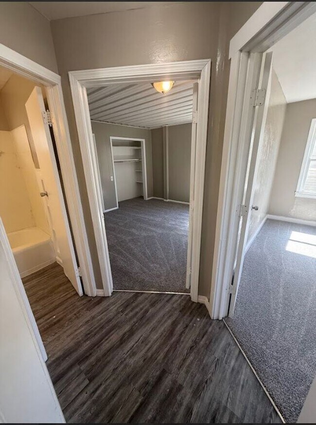 Building Photo - Charming 4 Bedroom House!