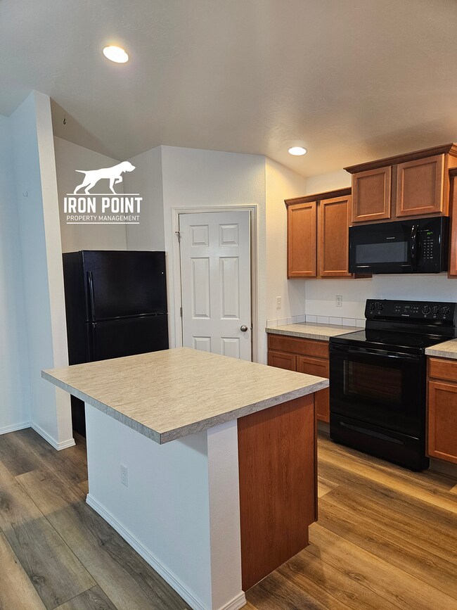 Building Photo - Move-in Ready Home w/new paint & flooring throughout, 2 car garage.