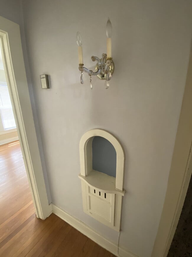 Building Photo - 247 E Lullwood Ave