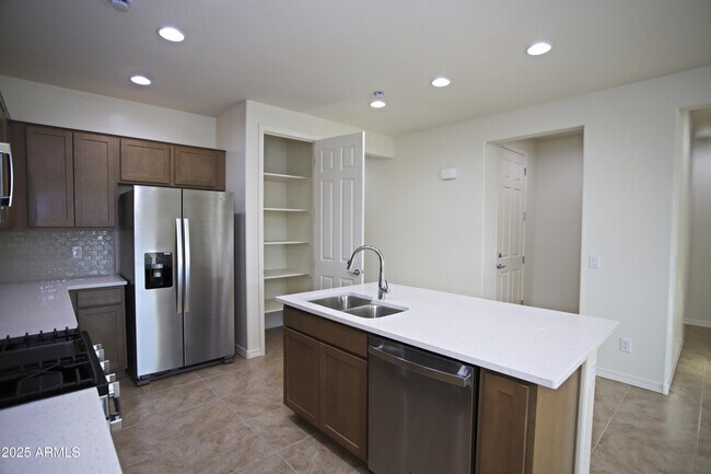 Building Photo - 1005 W Finch Dr