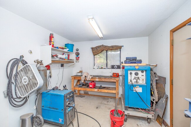 Building Photo - Spacious 2-Bedroom Home with Room to Roam ...