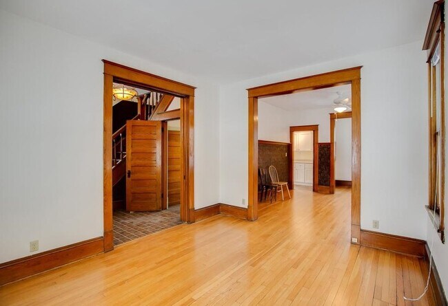 Building Photo - 807 Snelling Ave N