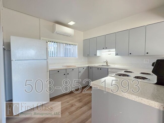 Building Photo - 8500 SW Canyon Dr