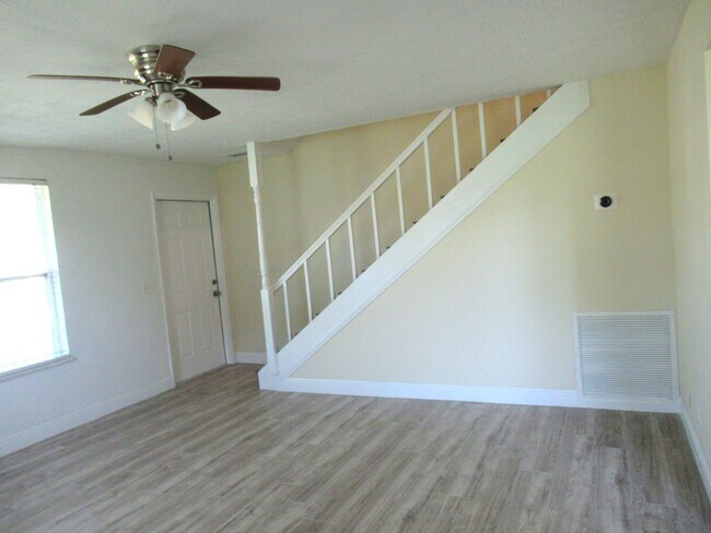 Building Photo - 5310 Palm Dr