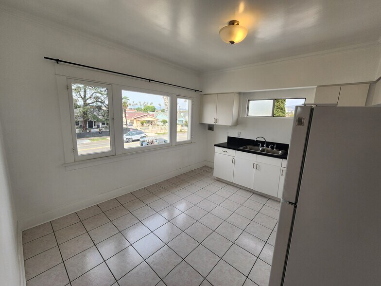 Building Photo - 820 N Edgemont St