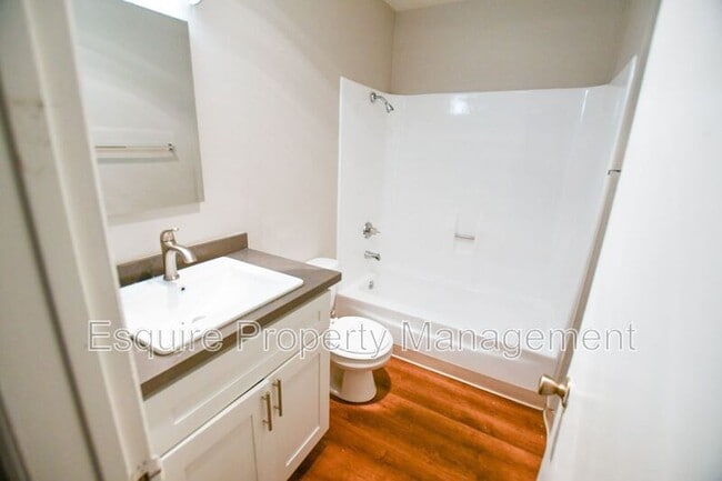 Building Photo - 1940 Los Feliz Dr