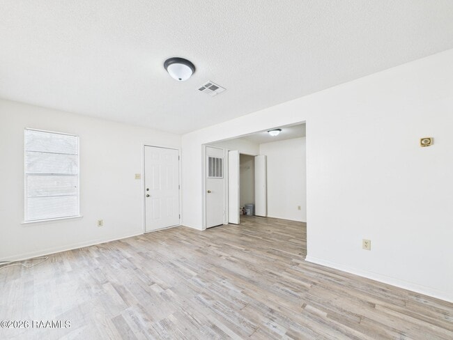 Building Photo - 208 Vieux Orleans Cir