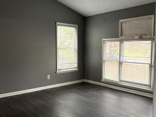 Building Photo - 1562 Linksview Close