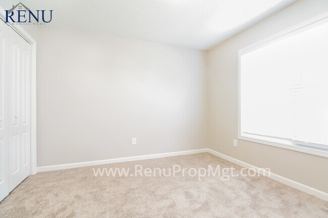 Building Photo - 4 Bedroom! 3 Bath!